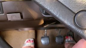 Jolene tentando dar partida no seu carro