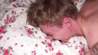 Tatuerade unga homosexuella amatörer slickar och suger innan de knullar barbacka