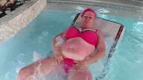 Busty Mature Babe Fingers to Squirting Orgasm in Hot Tub