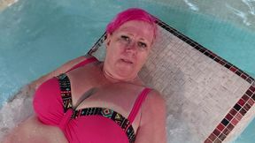 Busty Mature Babe Fingers to Squirting Orgasm in Hot Tub