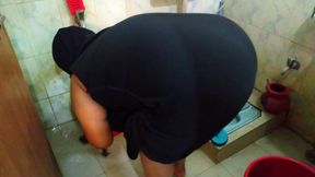 Meet gorgeous Saudi princess&#x1F478;, exposing her plump booty to horny&#x1F975; stepson in sizzling bathroom escapade...