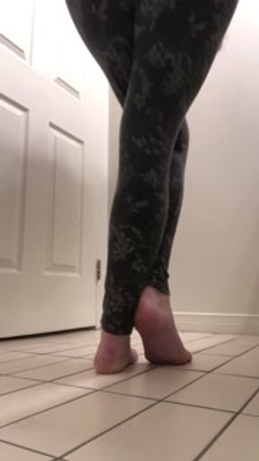 Very Desperate in Tight Gray Leggings, Huge Flood of Piss Wetting Leggings