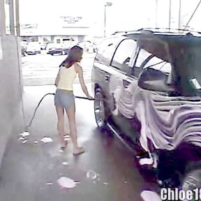 Amateur teen masturbates in a car