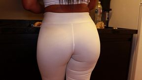 minha raba fica linda de legging... que tal legging branca? eu provoco?