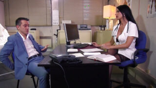 Sex în trei, sex pe față &#8211; secretarele brunete busty Stracy Stone și Tarra White cu ochelari primesc pula din cur în gură de Titof