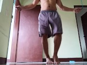 Haciendo ejercicio se me pone dura la verga y se me cae  los pantalones