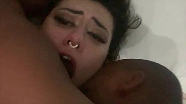 segura me pelo pescoço e mete o teu pau