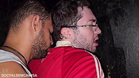 Nerd gay sendo usando por dois ativos no box de um cinema porn&ocirc_ gay - COMPLETO NO RED