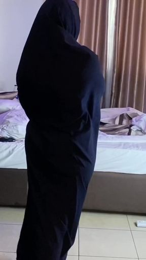 Muslim Lady Sneaks Into Hotel to Fuck a Big Dick