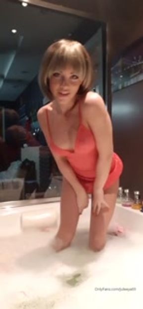 I have a new hot page on Fansly