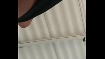 Morena debajo de la falda voyeur