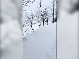 Je pisse en pleine forêt dans la neige ! - Amateur couple