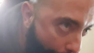 Devasa penisli amatör erkekler, önce oral seks yapıyor, sonra ağızlara boşalıyor ve ardından kalçaları sertçe beceriyorlar.