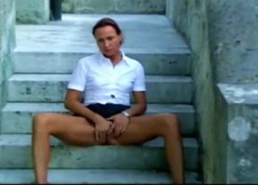 Deutscher Amateur masturbiert draußen zum Orgasmus