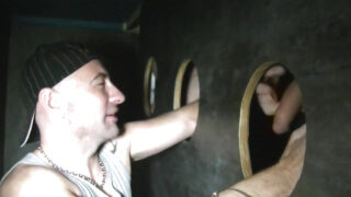 A amadora francesa Jess Royan chupa paus enormes no glory hole antes de uma surra de pau sem camisinha.