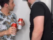 se folla a su amigo hetero en el baño publico