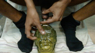 Giovani ragazzi desi magri con grossi cazzi si scopano il culo a vicenda per la prima volta