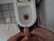 Ragazzo piscia in un nuovo bagno