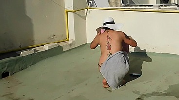 TOMANDO SOL EN LA TERRAZA EL PIBE QUE BARRIA ME COJE EL CULO Y ME LLENA LA ESPALDA DE LECHE