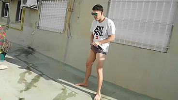 TOMANDO SOL EN LA TERRAZA EL PIBE QUE BARRIA ME COJE EL CULO Y ME LLENA LA ESPALDA DE LECHE
