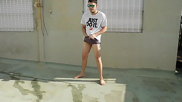 TOMANDO SOL EN LA TERRAZA EL PIBE QUE BARRIA ME COJE EL CULO Y ME LLENA LA ESPALDA DE LECHE