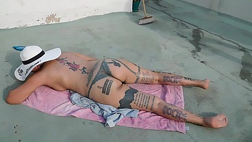 TOMANDO SOL EN LA TERRAZA EL PIBE QUE BARRIA ME COJE EL CULO Y ME LLENA LA ESPALDA DE LECHE