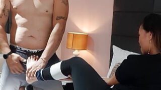 Σπιτικό βίντεο με ερασιτεχνική πόρνη που γαμιέται πρωκτικά και παίρνει οργασμό