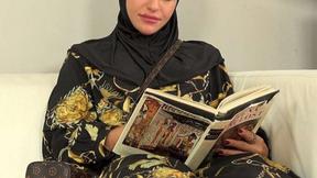 ”Sweet female in hijab tried on salesman's meat instead of new clothes”