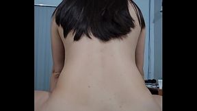 Le gusta saborear una verga bien dura con su vagina jugosa, salta desesperada sobre mi