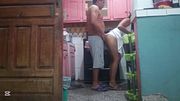 Encuentro a la señora de la limpieza haciendo de comer en la cocina