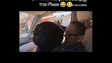 Enano besando a chica urgida