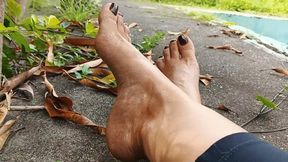 What nice pronounced arches and soles of the feet of the goddess Roxan (3)