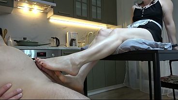 MILF's pretty feet get a cumshot from footjob