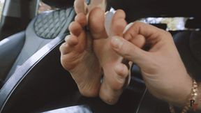 Skinny Kassandra's very big ticklish feet - First meeting with strong tickling in the car (HD 720p MP4)