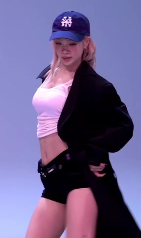 K-pop cutie shows off her cute face and slender figure