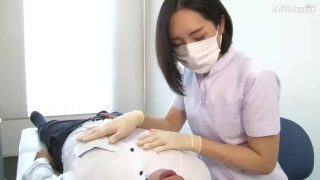 牙医扮演戴着面具和乳胶手套给病人打手枪