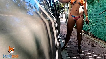 exhibiendome en la playa y las calles, mostrando un poco y desnudandome en la calle