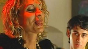 ITALIAN MILF ANALLY PUNCHED BY YOUNG LOVER