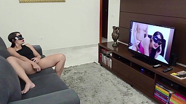 Marido flagra esposa assistindo pornô, aproveitou que ela tava cheia de tesão e fodeu a buceta dela