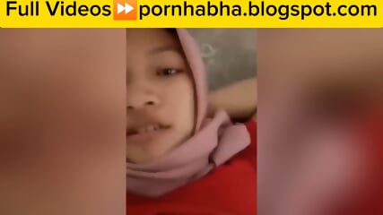 Tante Jilbab Ngentot di Atas Lantai Semen
