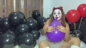 Soplando mi globo con mi traje de payaso siniestro