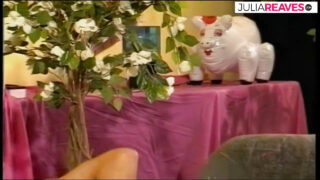 Astrid Pils và Ela Star có màn quan hệ tình dục thô bạo với những lời nói tục tĩu và màn liếm mông đầy dâm dục.