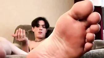 David Reed Gives a Steamy Toe-Sucking Blowjob in Hardcore Gay Scene