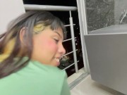 Le doy una rica follada a mi tímida hermanastra al encontrarla en el balcón aburrida, me le corro en