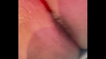 Calcinha fio-dental vermelha socada com vontade no rabinho do meu  Bumbum Branquinho