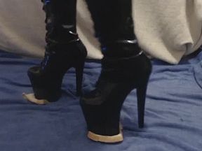 *Requested* My First Crushing Video - Ice, bread, stuffie, and a dildo