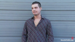 Sebastian Keys in een intense BDSM-groepsseks met jonge mannen – onbeschermde seks, orale seks, anaalpluggen en likkende marteling.