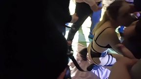 louise en bukkake dans un squat