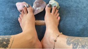 relaxing your feet in the crystals