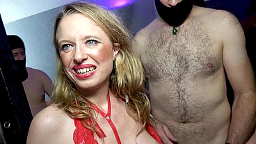 NEWCOMERIN JULIA ERSTER AO-GANGBANG SCHLAMMSCHIEBEN IN SKINNYFOTZE